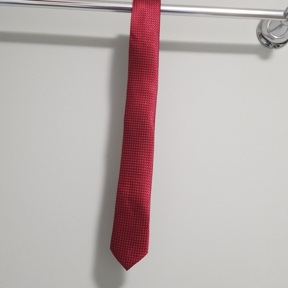 Men's Deep Ruby Red Patterned Tie - Picture 2 of 3